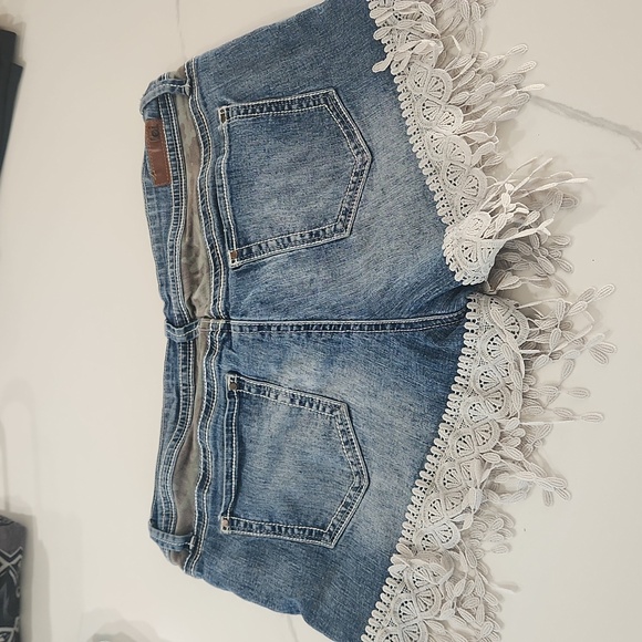 LEI Jean Shorts Size 11 Blue Stretch Denim Low Rise Camo with Crochet Fringe - Picture 3 of 5